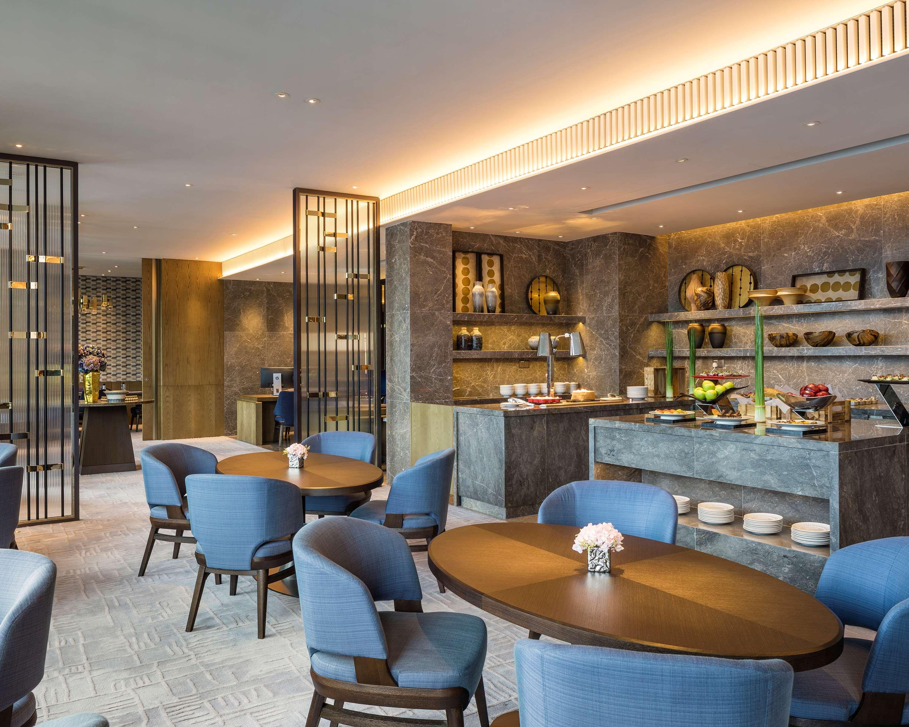 Hyatt Centric Victoria Harbour Hotel Хонконг Екстериор снимка
