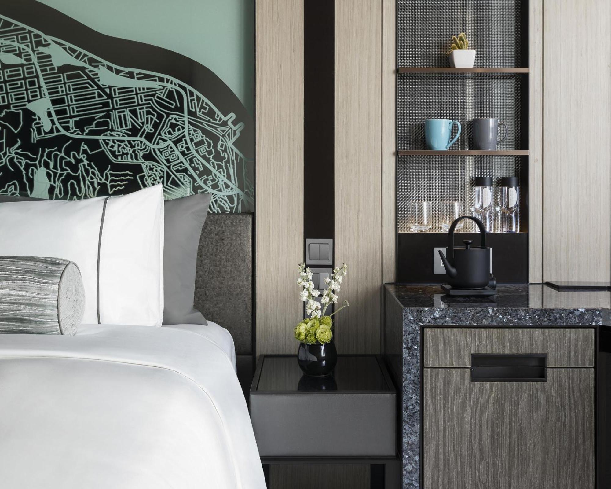 Hyatt Centric Victoria Harbour Hotel Хонконг Екстериор снимка
